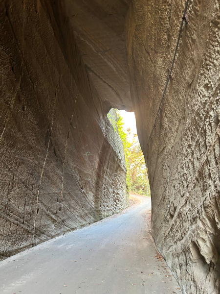 燈籠坂大師の切通しトンネル